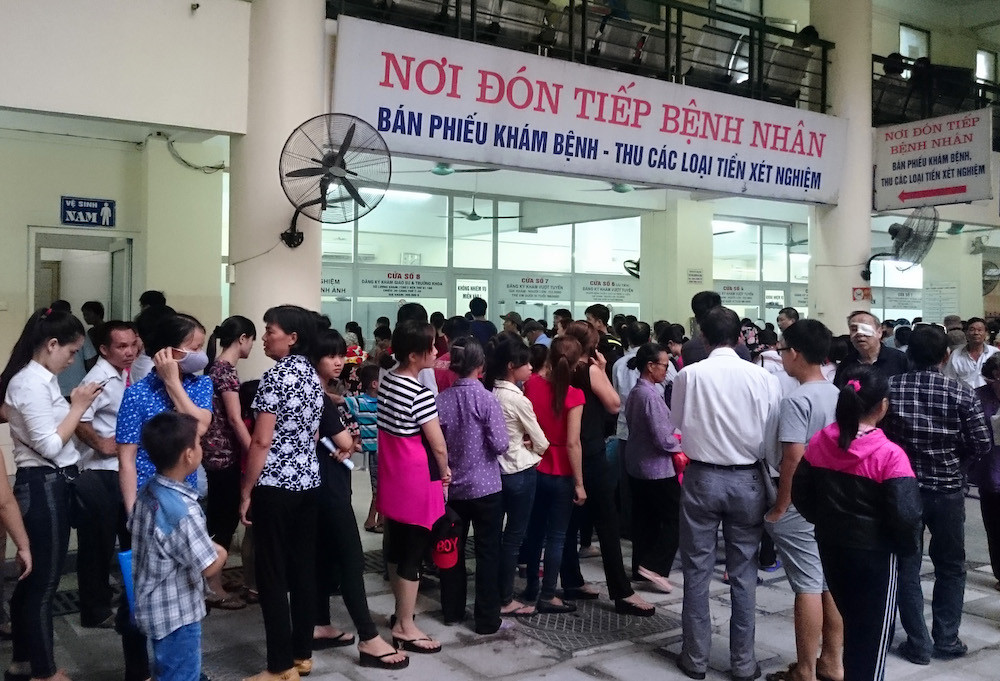 Với chính sách thông tuyến, người dân lên bệnh viện tuyến trên ngày càng nhiều, y tế xã/phường ngày càng ít khách tới.