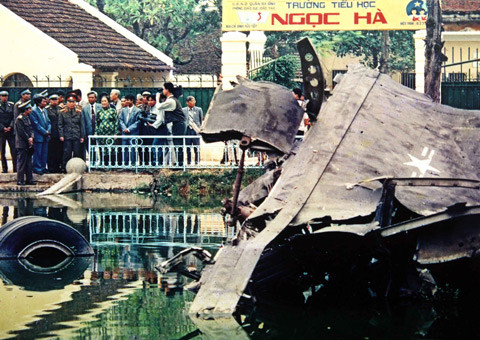 Nhân dịp kỷ niệm 25 năm ngày “Điện Biên Phủ trên không”, Đại tướng đến thăm hồ Hữu Tiệp (Hà Nội) – nơi rơi xác máy bay B52 của Mỹ (12/1997).