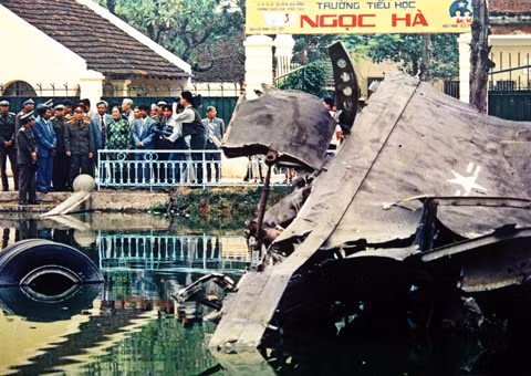 Nhân dịp kỷ niệm 25 năm ngày “Điện Biên Phủ trên không”, Đại tướng đến thăm hồ Hữu Tiệp (Hà Nội) – nơi rơi xác máy bay B52 của Mỹ (12/1997).