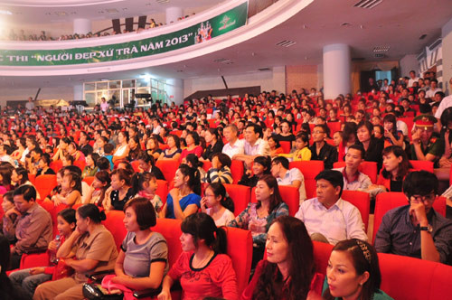 Khán giả ngồi chật cứng hội trường theo dõi cuộc thi