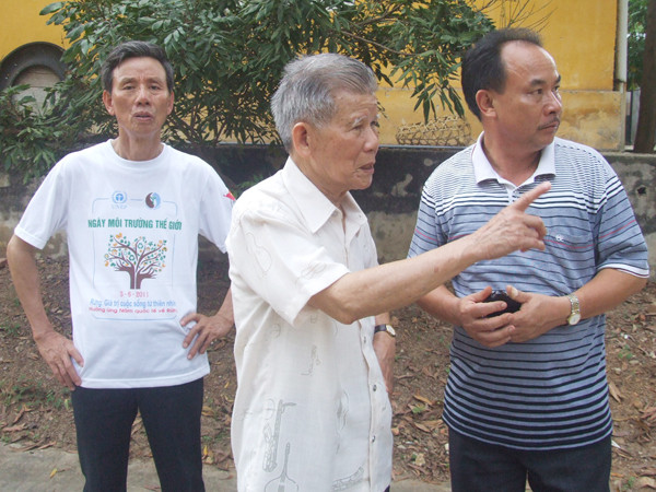 Nhóm chuyên gia gồm GS.TSKH Đặng Huy Huỳnh (giữa), PGS.TS. Phạm Văn Lực (trái) và ông Ngô Bá Oanh đang bàn cách đề xuất nhân nuôi đàn hổ 