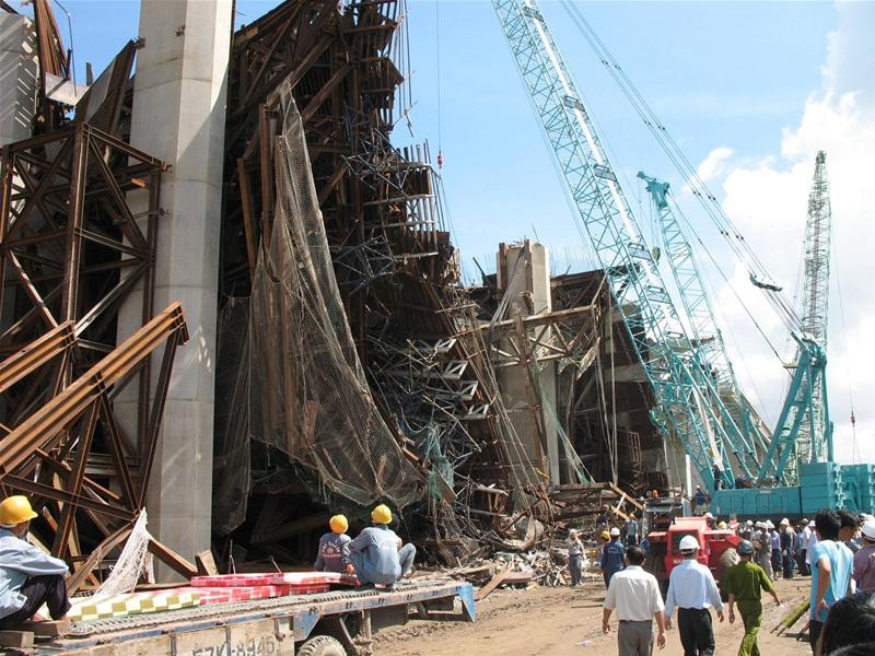 Hiện trường vụ sập cầu. Ảnh : Sáu Nghệ Hiện trường vụ sập cầu. Ảnh : Sáu Nghệ