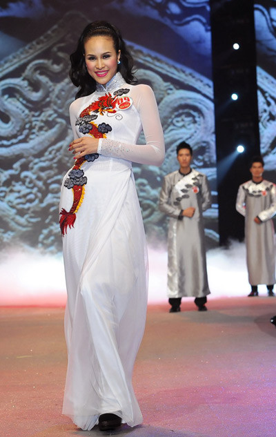 Phương Mai nổi bật trong các phần trình diễn