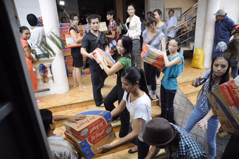 Tự tay trao tặng những thùng mì tôm cho đồng bào. Tự tay trao tặng những thùng mì tôm cho đồng bào.