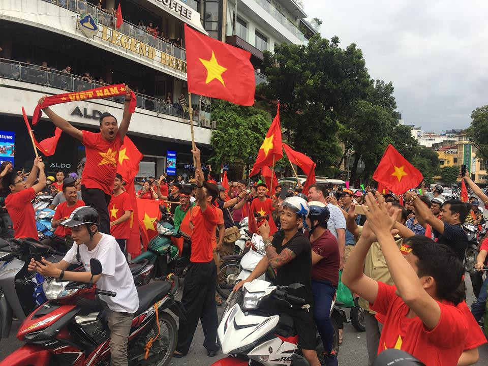 Ngàn cung bậc cảm xúc của CĐV Việt Nam ở trận bán kết ảnh 26