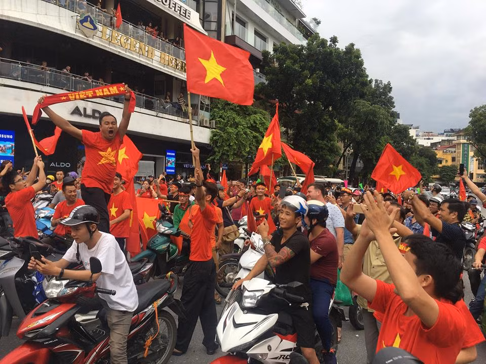 Ngàn cung bậc cảm xúc của CĐV Việt Nam ở trận bán kết ảnh 26