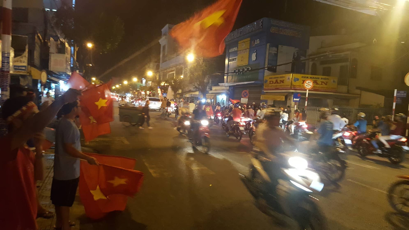 CĐV xuống đường ăn mừng chiến tích của Olympic Việt Nam ảnh 15