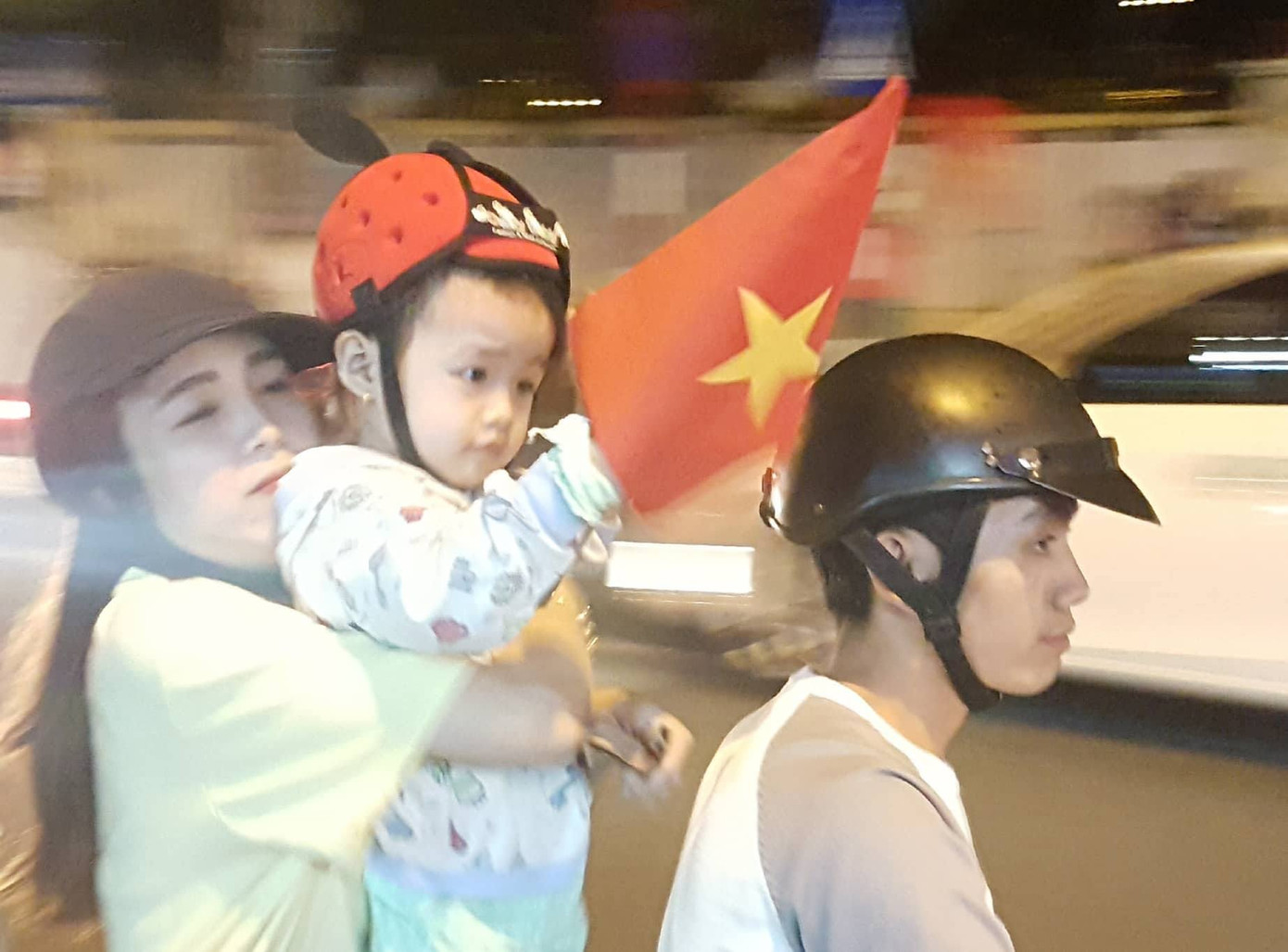 CĐV xuống đường ăn mừng chiến tích của Olympic Việt Nam ảnh 17