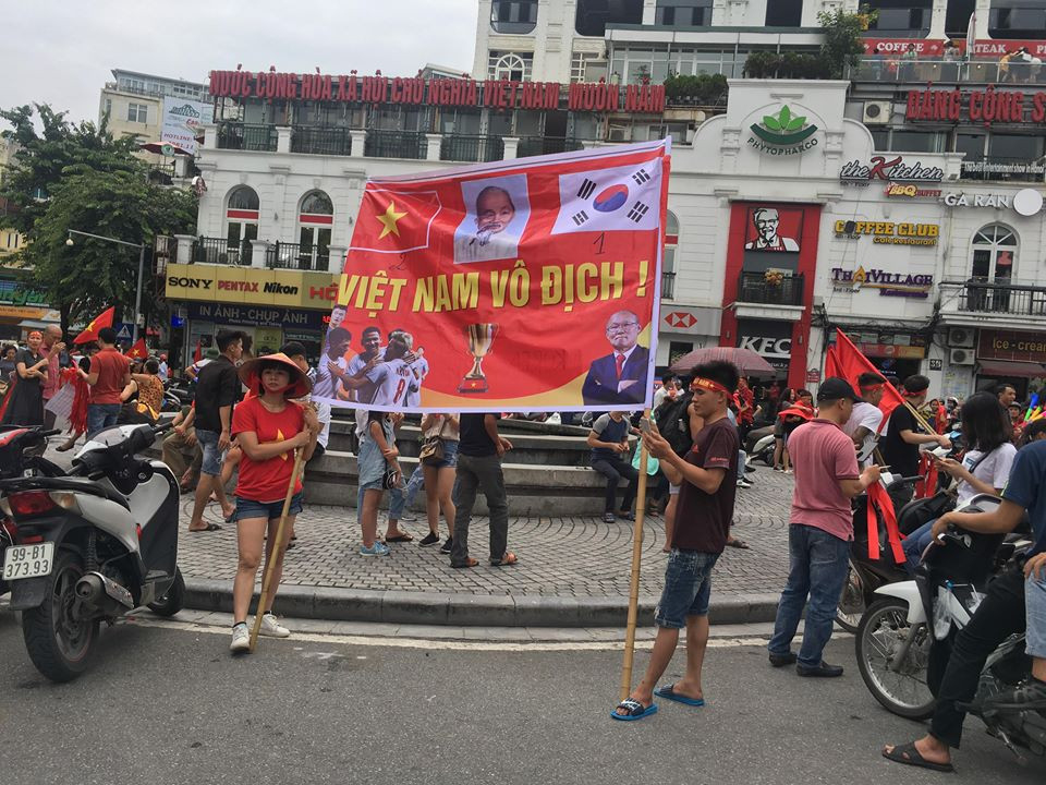 Ngàn cung bậc cảm xúc của CĐV Việt Nam ở trận bán kết ảnh 25