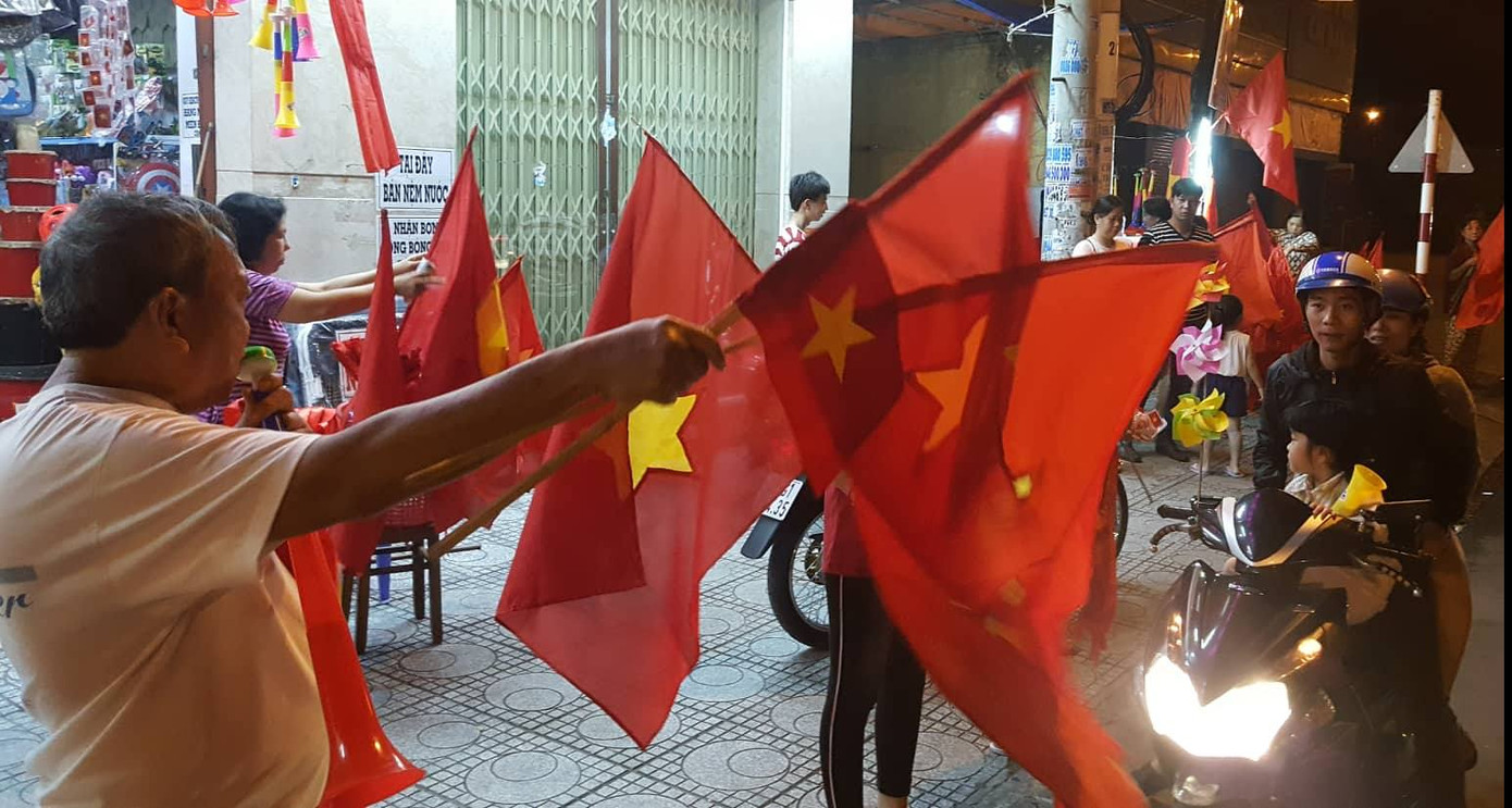 CĐV xuống đường ăn mừng chiến tích của Olympic Việt Nam ảnh 16