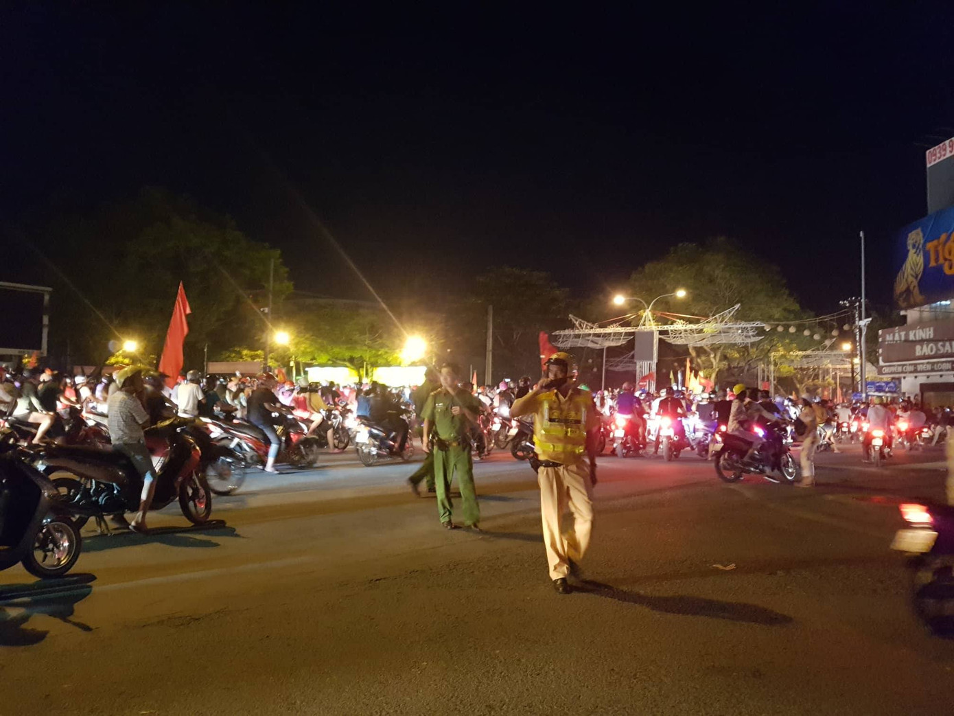 CĐV xuống đường ăn mừng chiến tích của Olympic Việt Nam ảnh 26