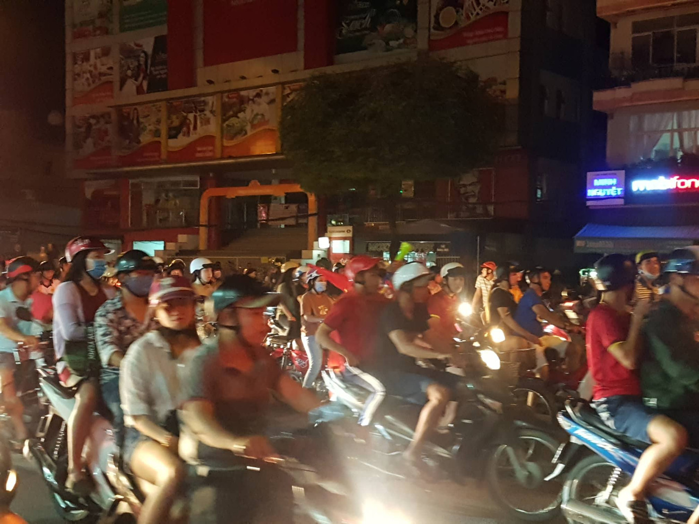 CĐV xuống đường ăn mừng chiến tích của Olympic Việt Nam ảnh 25