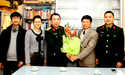 Cùng ngày lãnh đạo báo Tiền Phong cũng đã chúc mừng Phòng Báo chí của Cục Tuyên huấn