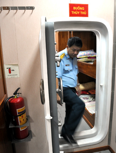 "Tìm kiếm cứu nạn là nhiệm vụ chính của quân đội trong thời bình. Lực lượng biên phòng trên tàu cần hợp đồng tác chiến với Cảnh sát biển, Hải quân, các Trung tâm tìm kiếm cứu nạn để hoàn thành tốt nhiệm vụ", Trung tướng Khuê nói..