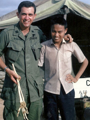 Bác sĩ Sam Axelrad và ông Nguyễn Quang Hùng lúc ở bệnh xá An Túc năm 1966 (ảnh tư liệu)