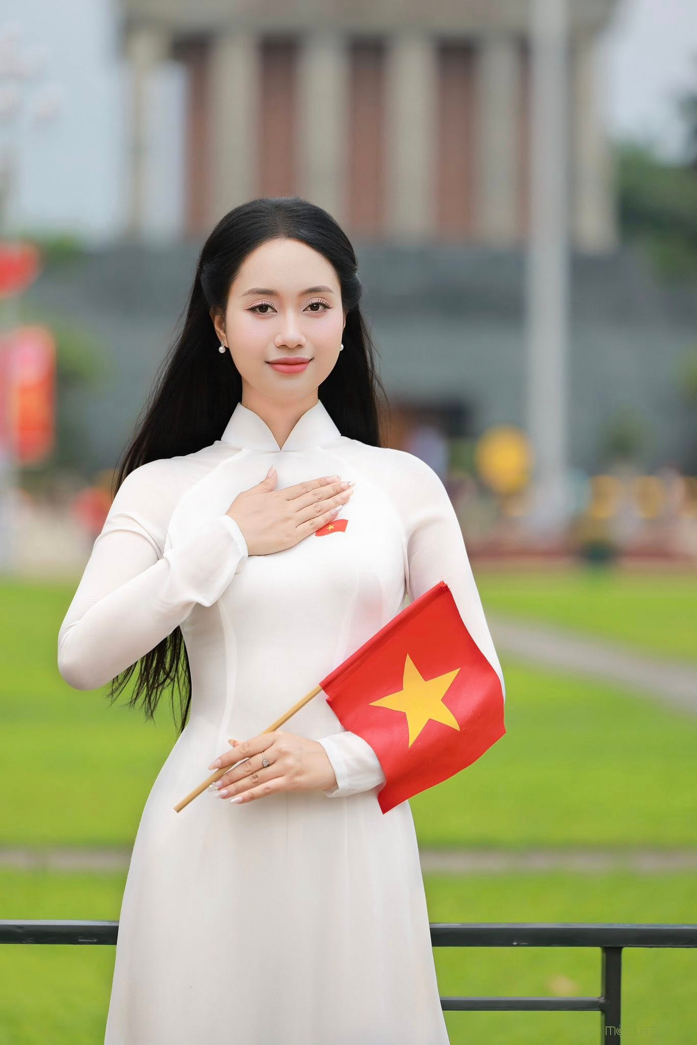 Có mặt ở Hà Nội, thí sinh Nguyễn Mai Phương (SBD 131) cũng thực hiện bộ ảnh với áo dài trắng, cờ đỏ sao vàng. Cô để tóc thẳng, trang điểm nhẹ nhàng tôn lên vẻ nền nã.