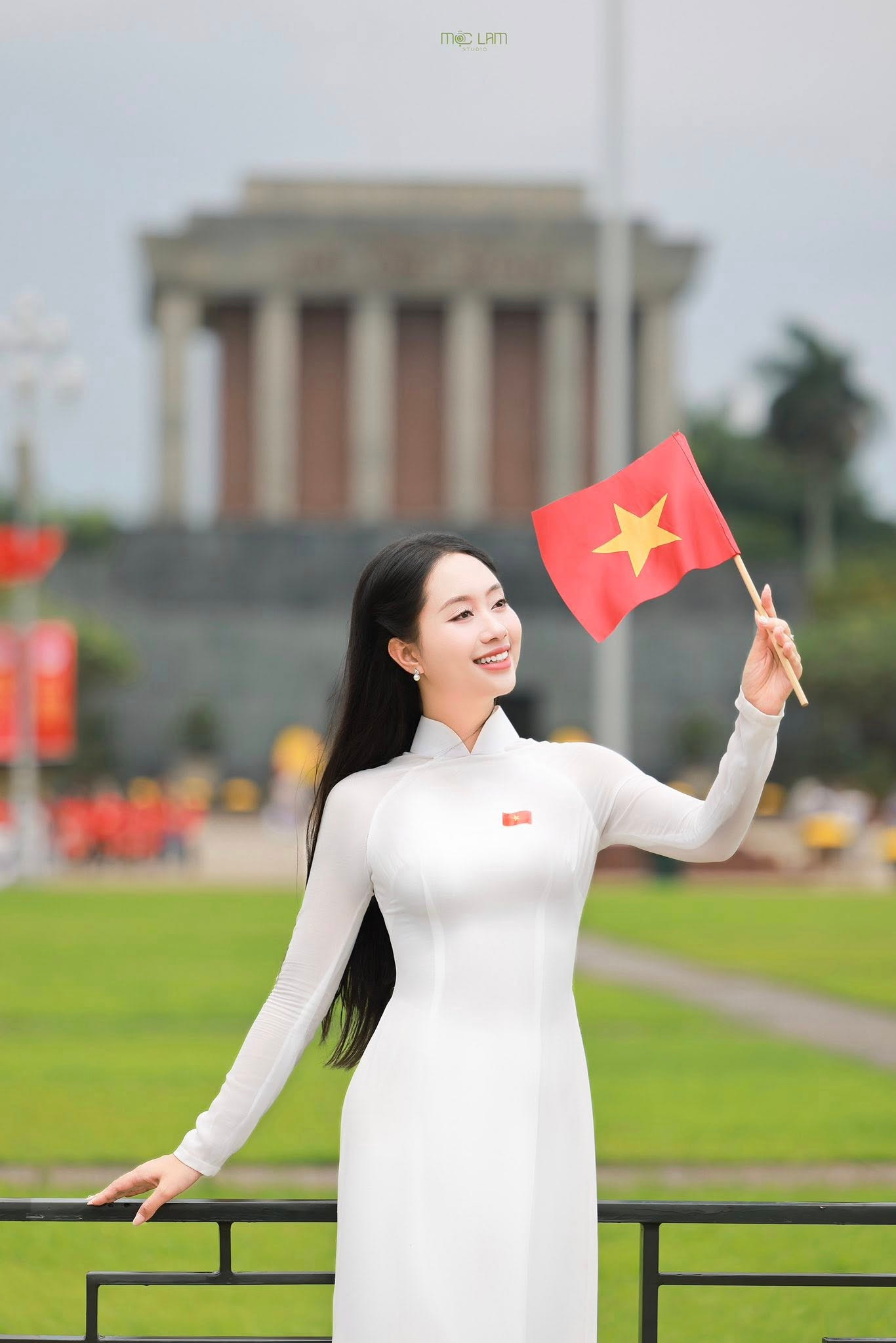 Hòa cùng không khí sôi động của cả nước trong những ngày tháng Tư lịch sử, Mai Phương không giấu được niềm tự hào, xúc động. "Thế gian có ánh mặt trời, Việt Nam có Đảng sáng ngời quang vinh", cô chia sẻ trong một bài viết trên trang cá nhân.