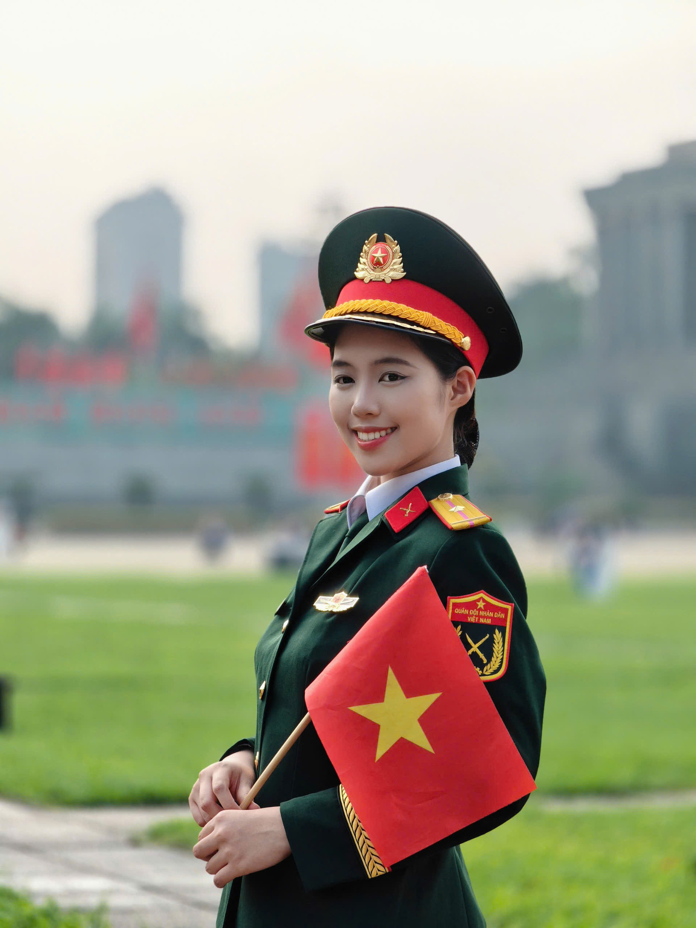 Châu Anh sinh ra trong gia đình có bề dày truyền thống cách mạng, có ông nội là một người lính đầy kiên trung, từng viết đơn xin nhập ngũ bằng máu và bố là sĩ quan cấp cao trong quân đội. Trưởng thành trong một gia đình như vậy đã trở thành nguồn động lực thôi thúc Châu Anh quyết định khoác lên mình màu áo xanh. Cô chọn học tại Đại học Văn hóa Nghệ thuật Quân đội để vừa phát triển tài năng âm nhạc, vừa phát huy truyền thống cách mạng của gia đình.