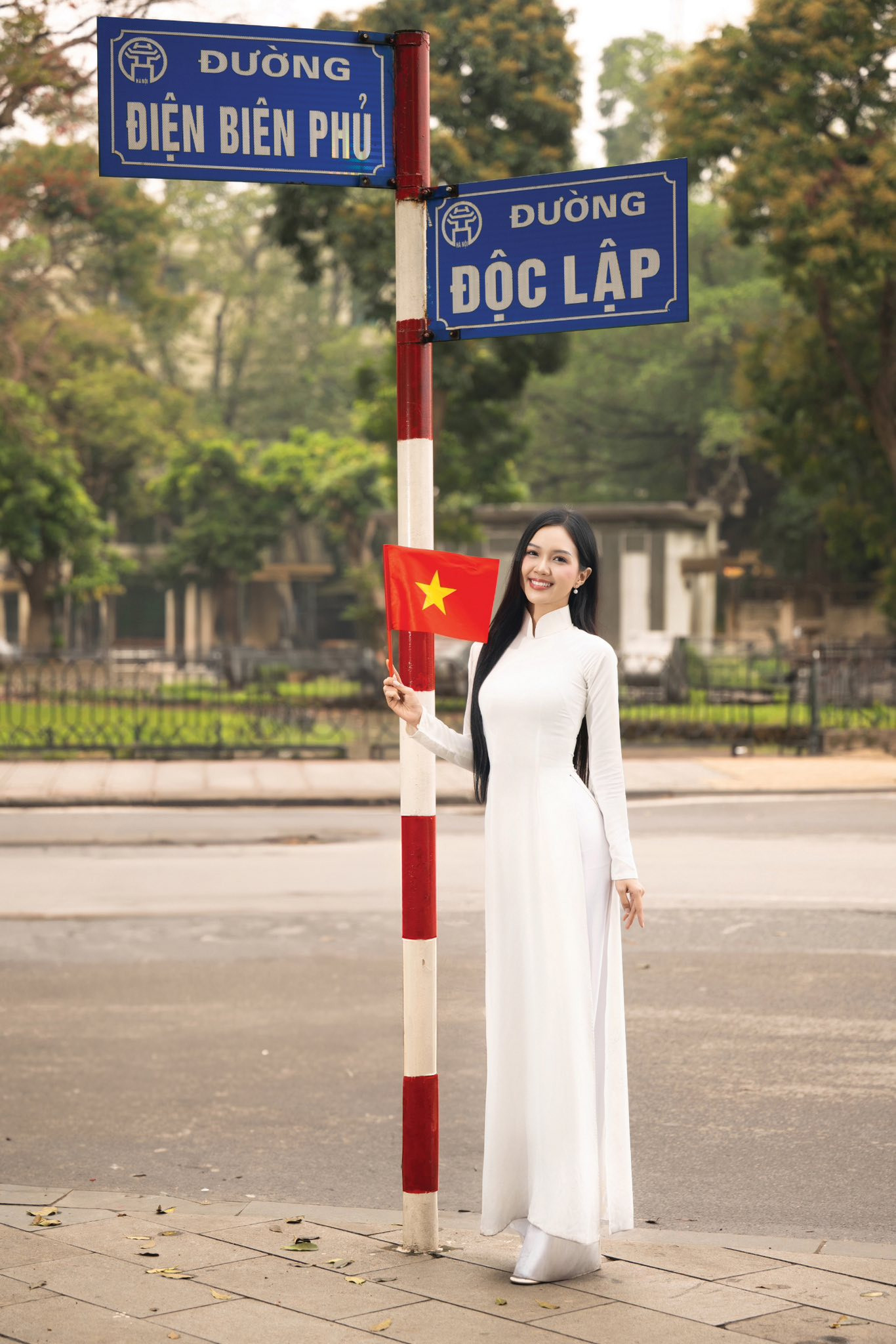 "Sinh nhật năm nay, tôi có mặt tại Hà Nội vào dịp lễ kỷ niệm 50 năm giải phóng miền Nam, thống nhất đất nước. Khoác lên tà áo dài truyền thống, cầm lá cờ Tổ quốc, tôi trân trọng khoảnh khắc này như một lời biết ơn và tự hào", Mỹ Vân chia sẻ. Bên cạnh đó, Mỹ Vân cũng thực hiện nhiều clip bắt trend cùng các thí sinh Hoa hậu Việt Nam 2024 để hưởng ứng không khí đại lễ.