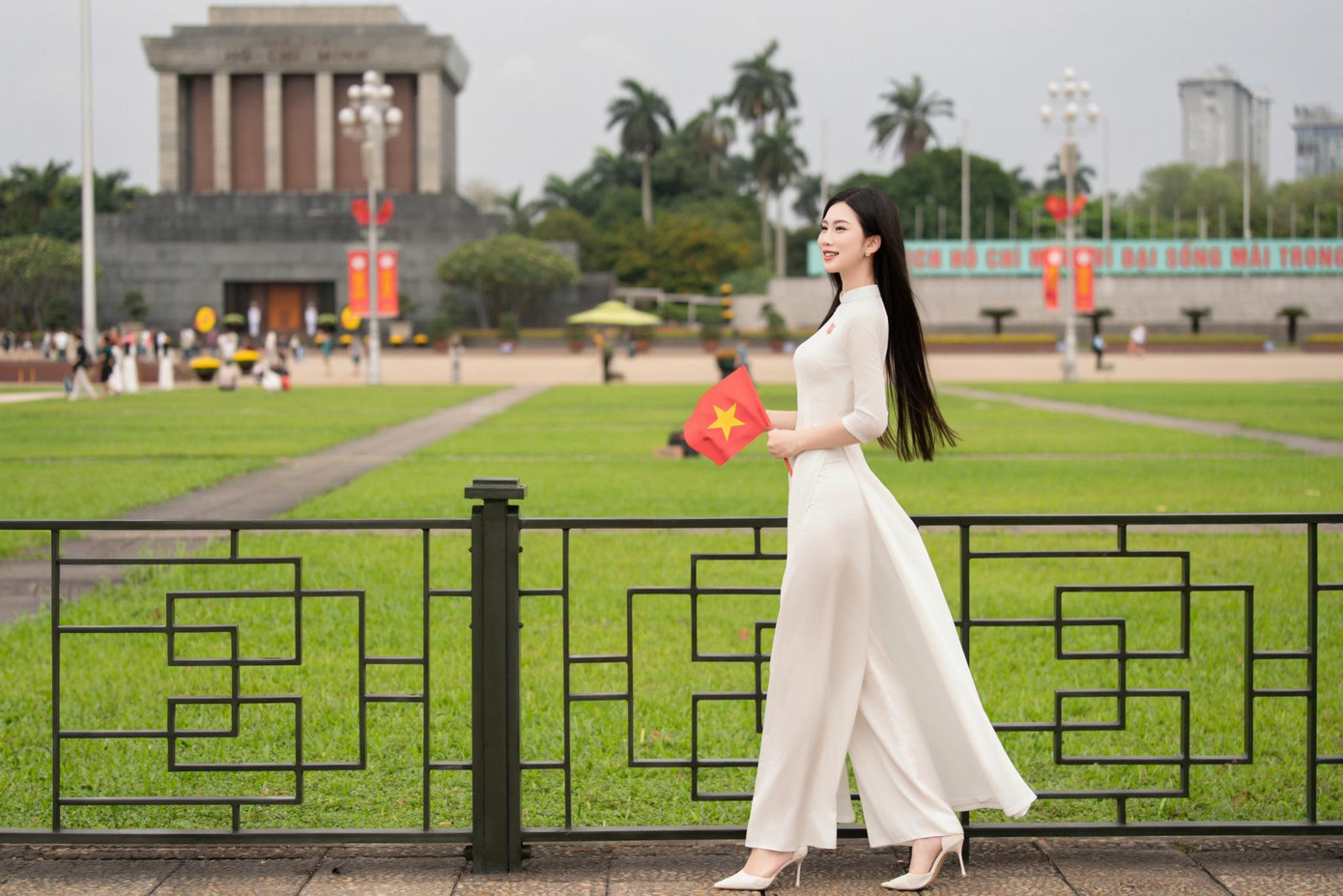 "50 năm thống nhất đất nước - một hành trình vững vàng, một dân tộc kiên cường, một đất nước tỏa sáng. Tôi tự hào là người dân Việt Nam", Thu Hằng chia sẻ.