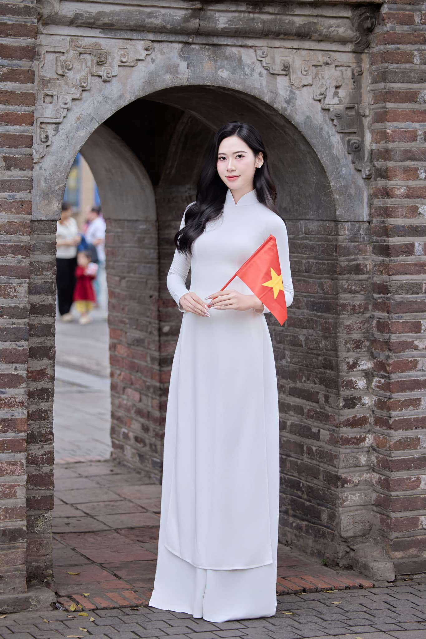 "Cha ông ta ngày xưa ngã xuống để cho đời ta ngày sau đổi lấy hòa bình", cô xúc động chia sẻ trong bài viết về đại lễ trên trang cá nhân.