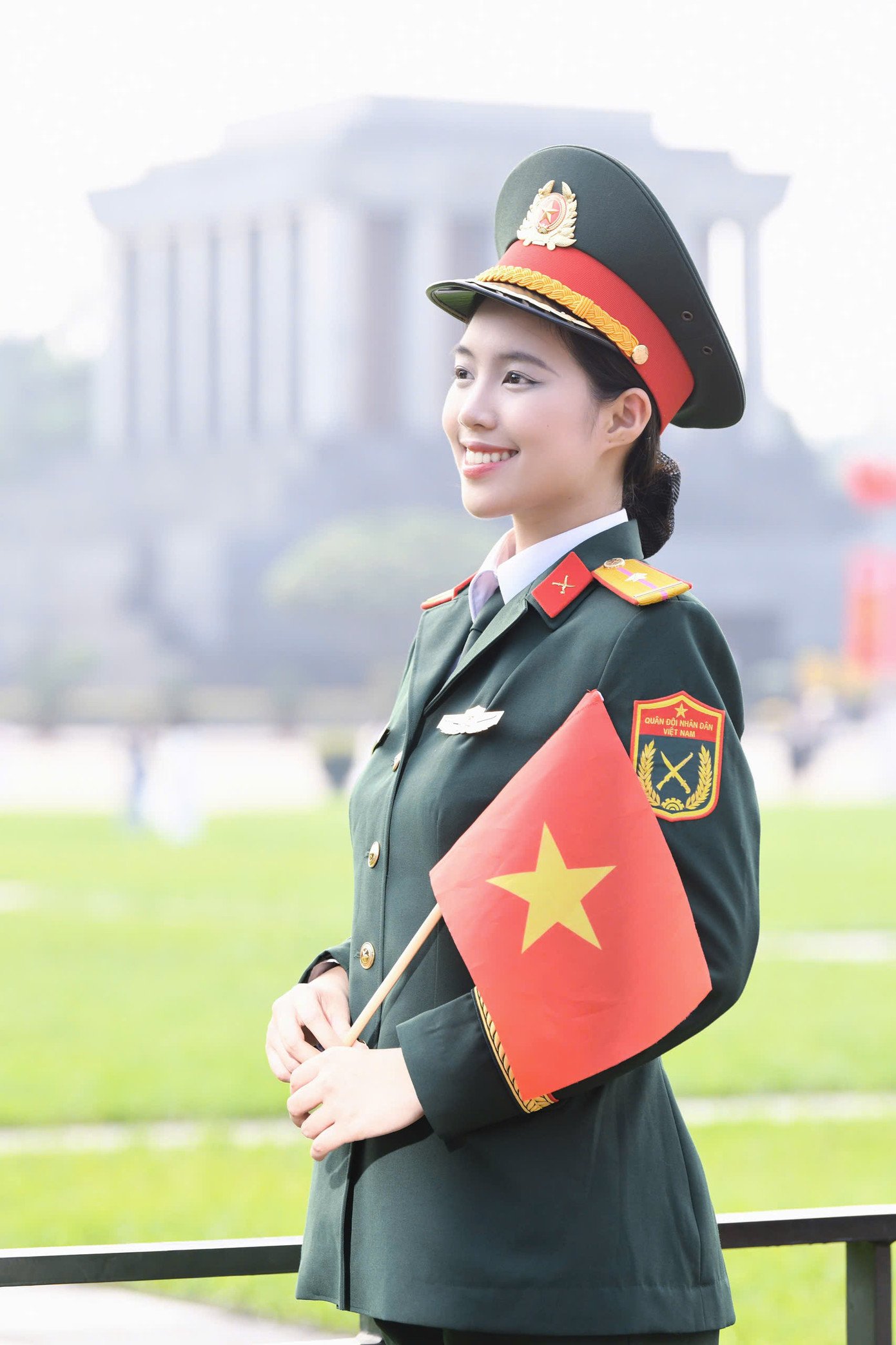 Châu Anh sinh ra trong gia đình có bề dày truyền thống cách mạng, có ông nội là một người lính đầy kiên trung, từng viết đơn xin nhập ngũ bằng máu và bố là sĩ quan cấp cao trong quân đội. Trưởng thành trong một gia đình như vậy đã trở thành nguồn động lực thôi thúc Châu Anh quyết định khoác lên mình màu áo xanh. Cô chọn học tại Đại học Văn hóa Nghệ thuật Quân đội để vừa phát triển tài năng âm nhạc, vừa phát huy truyền thống cách mạng của gia đình.