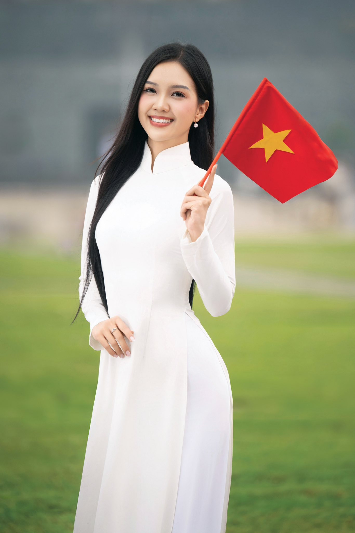 Đây là lần hiếm hoi Mỹ Vân có dịp ra thăm thủ đô và bộ ảnh tại Lăng Bác là kỷ niệm ý nghĩa, đáng nhớ với cô. Mỹ Vân được khen nền nã, thanh lịch khi mặc áo dài trắng.