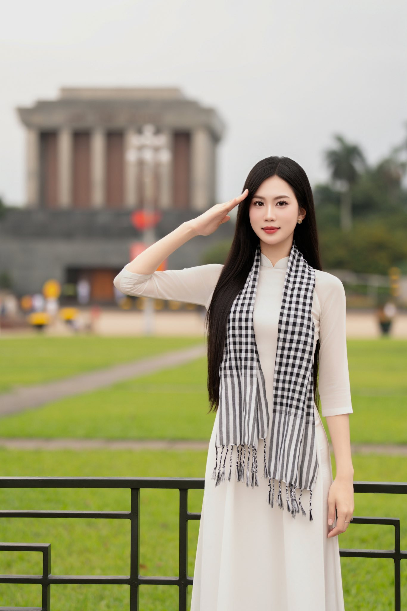 Thí sinh Nguyễn Thị Thu Hằng (SBD 926) mặc áo dài trắng, đeo khăn rằn khi chụp ảnh tại Lăng Bác.