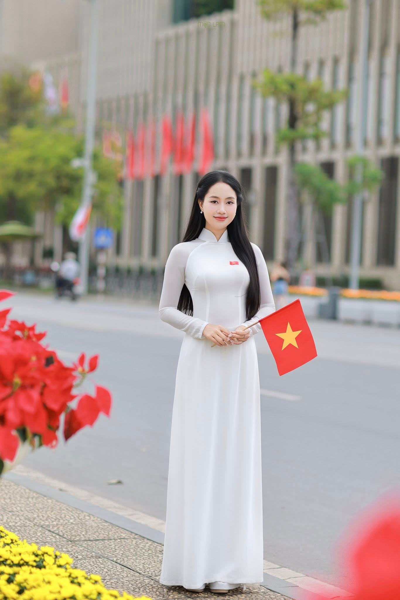 Người đẹp chia sẻ thêm: "Tôi tự hào về đất nước của tôi, nơi có những con người bình thường nhưng đã làm nên một đất nước phi thường".