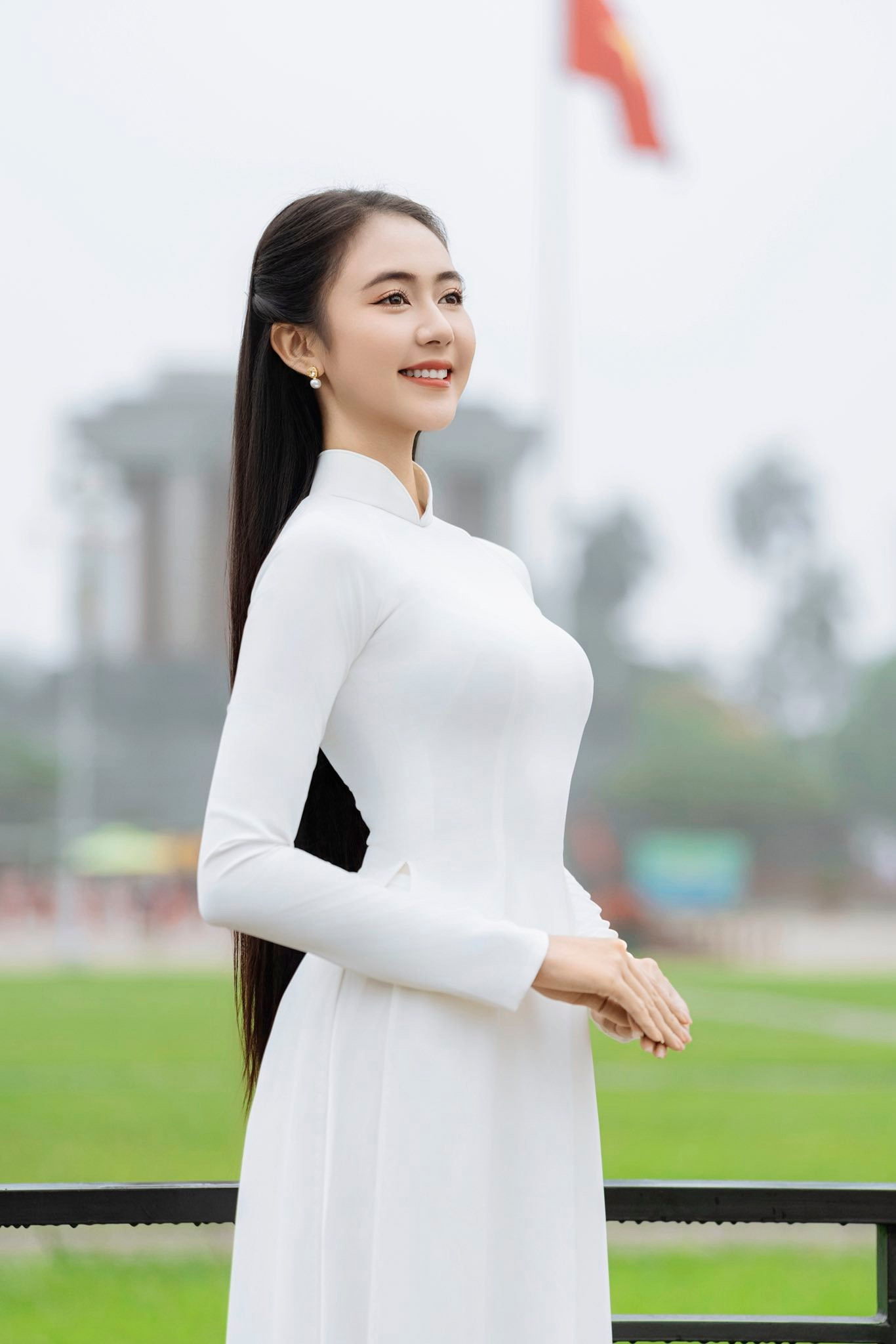 Là người con Nam Bộ đặt chân tới thủ đô nhân dịp cả nước kỷ niệm 50 năm ngày giải phóng miền Nam, thống nhất đất nước, thí sinh Lê Thị Mỹ Dung (SBD 934) tự hào khoác lên mình tà áo dài trắng tha thướt khi chụp ảnh ở Lăng Bác.
