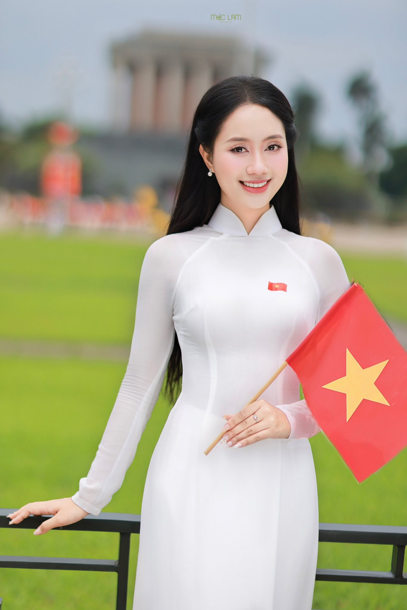 Có mặt ở Hà Nội, thí sinh Nguyễn Mai Phương (SBD 131) cũng thực hiện bộ ảnh với áo dài trắng, cờ đỏ sao vàng. Cô để tóc thẳng, trang điểm nhẹ nhàng tôn lên vẻ nền nã.