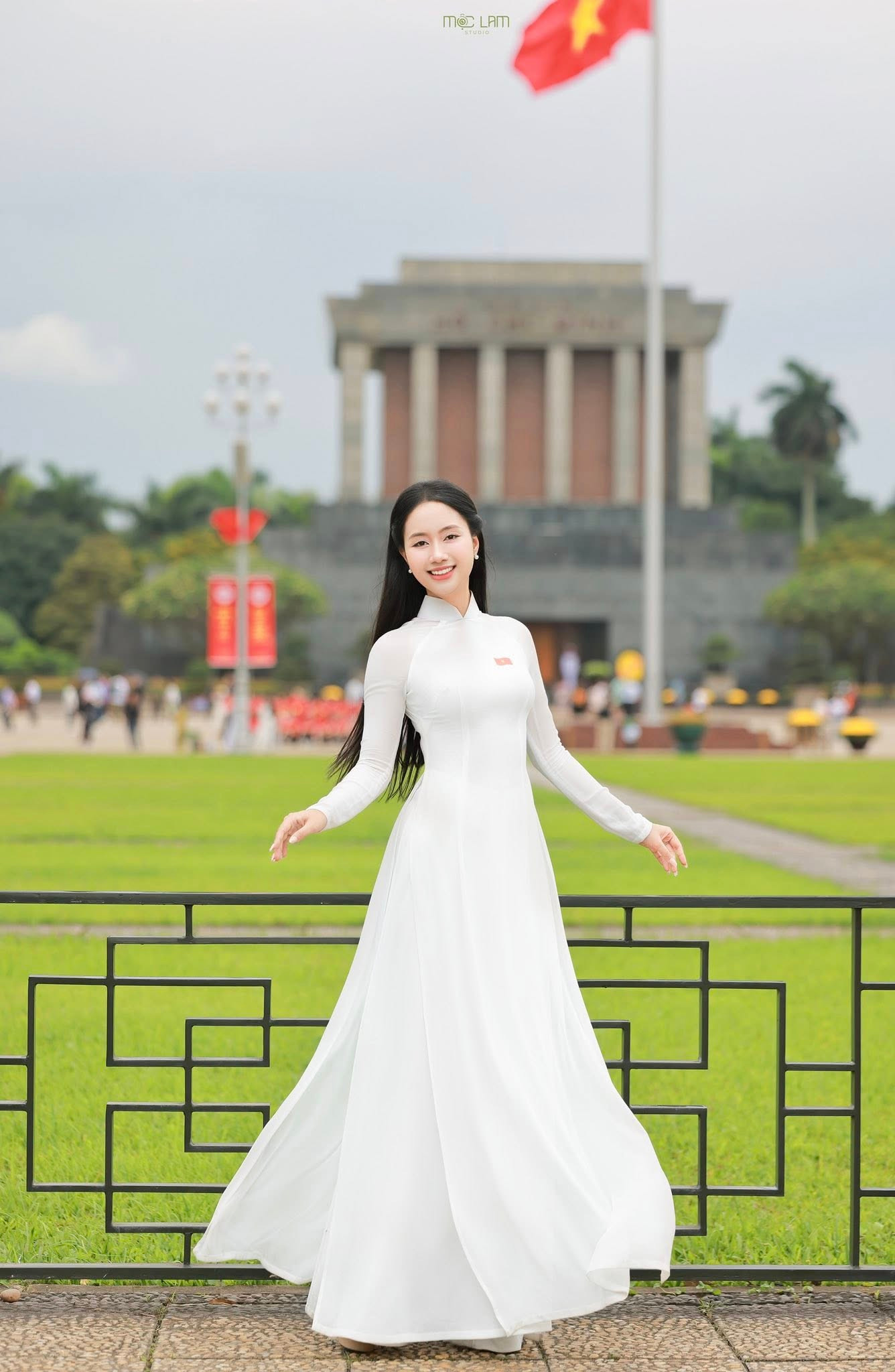 Người đẹp chia sẻ thêm: "Tôi tự hào về đất nước của tôi, nơi có những con người bình thường nhưng đã làm nên một đất nước phi thường".