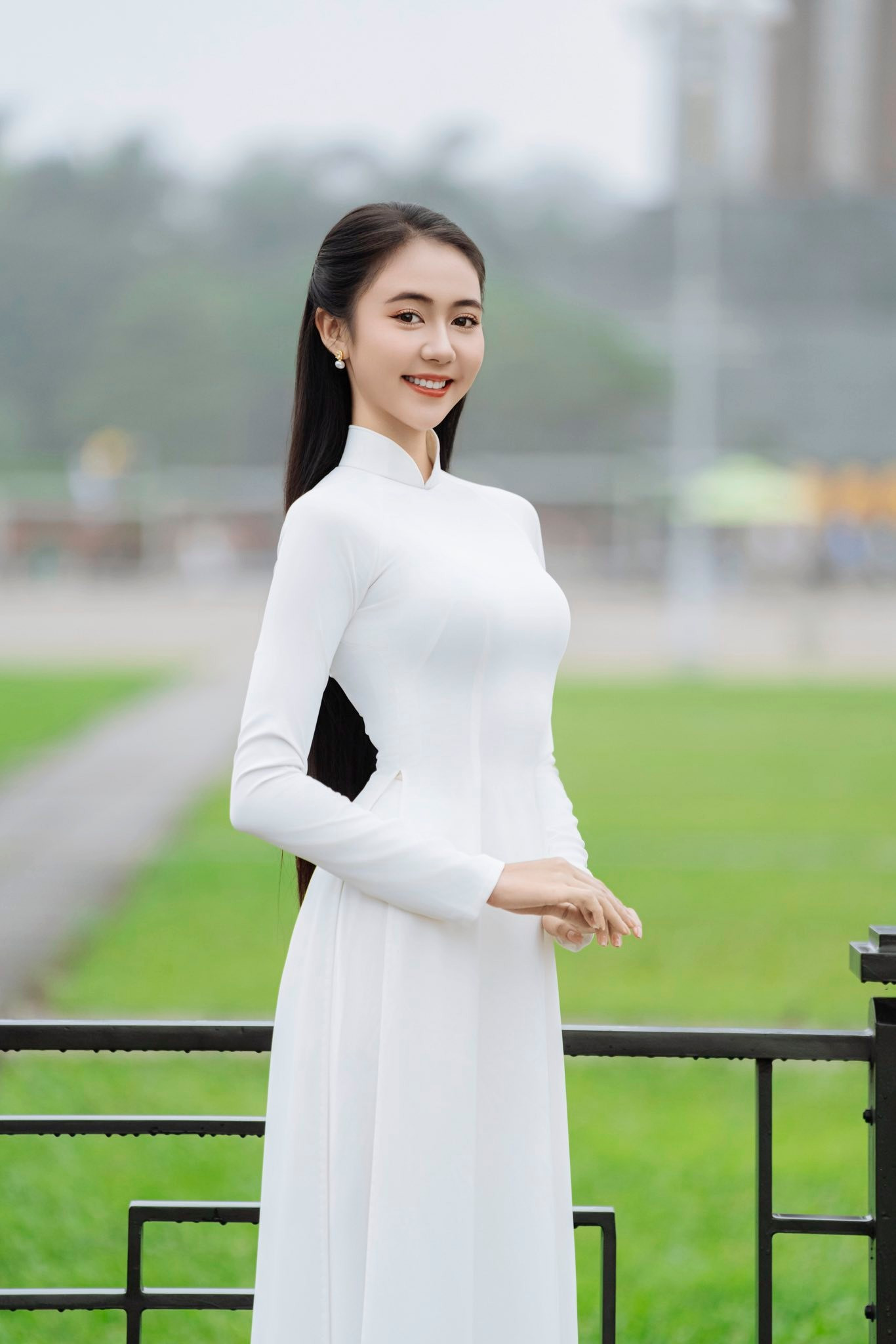 Là người con Nam Bộ đặt chân tới thủ đô nhân dịp cả nước kỷ niệm 50 năm ngày giải phóng miền Nam, thống nhất đất nước, thí sinh Lê Thị Mỹ Dung (SBD 934) tự hào khoác lên mình tà áo dài trắng tha thướt khi chụp ảnh ở Lăng Bác.