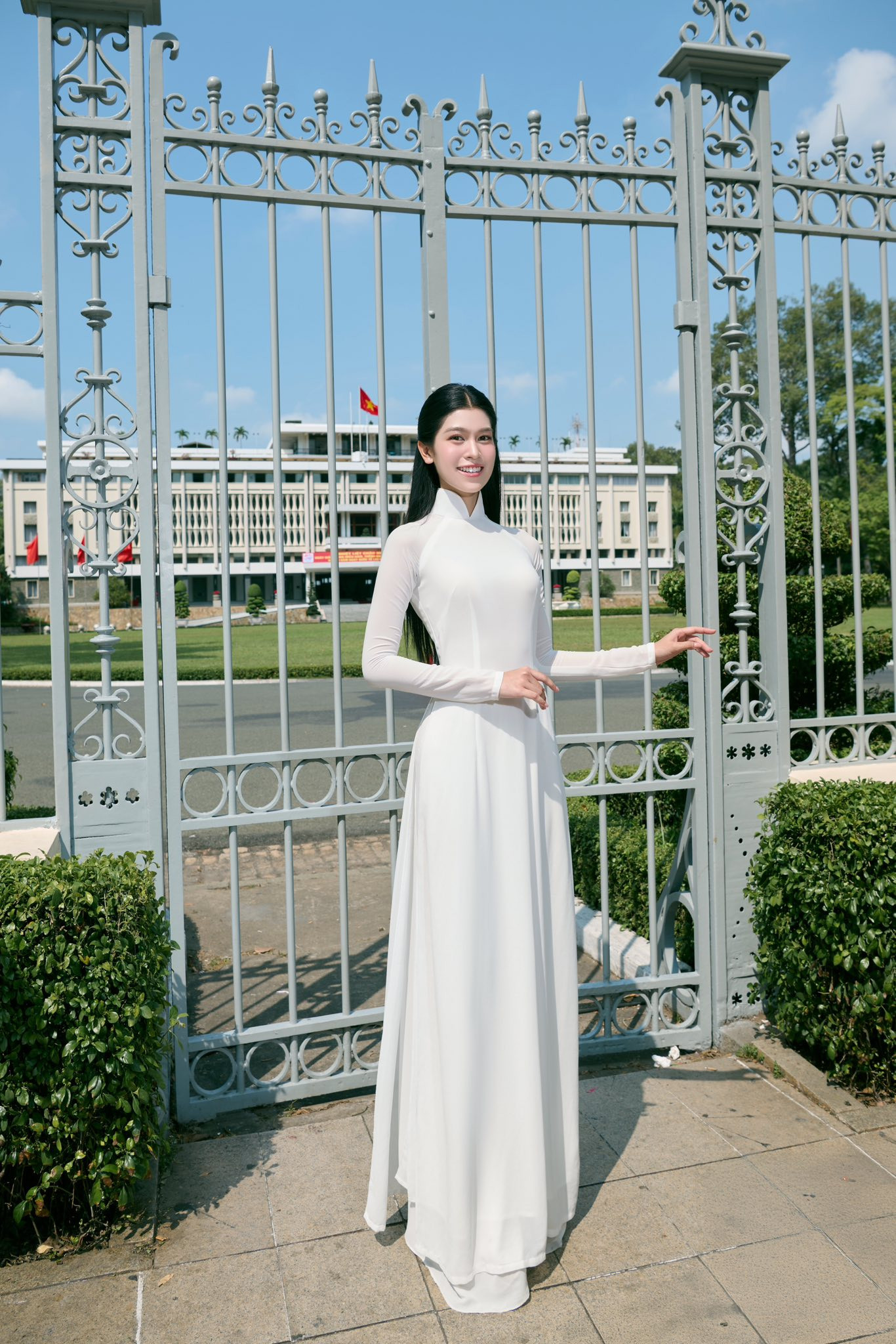 Thanh Thảo đến thăm những tuyến đường diễn ra lễ diễu binh, diễu hành trong dịp đại lễ và chụp ảnh trước Dinh Độc Lập.
