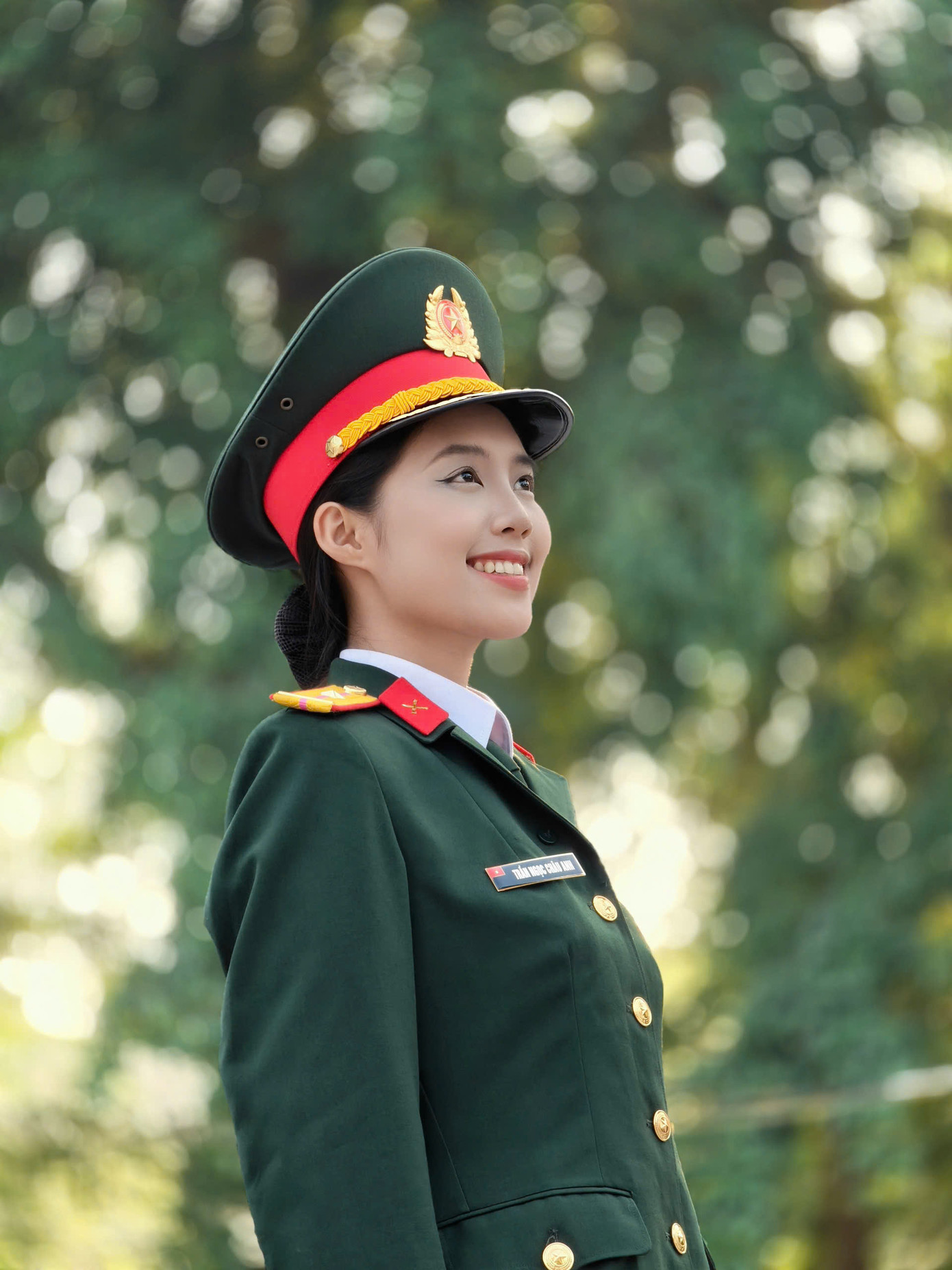 Tiếp nối truyền thống ấy, em trai của ông nội cô đã chiến đấu và ngã xuống tại Thành cổ Quảng Trị khi vừa tròn 20 tuổi. “Máu thịt của ông đã nằm lại nơi chiến trường, không tìm thấy hình hài nguyên vẹn, chỉ còn lưu lại trong tâm khảm người thân. Sự hy sinh đó là một phần máu xương của Tổ quốc, là ngọn lửa âm thầm thôi thúc mỗi bước đi hôm nay của chúng tôi”, cô chia sẻ.