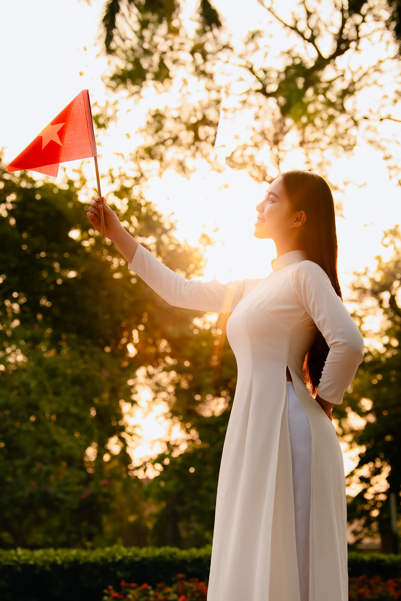 Châu Anh cảm thấy tiếc nuối vì không thể tham dự đội hình diễu binh tại Lễ kỷ niệm 50 năm ngày giải phóng miền Nam, thống nhất đất nước. Cô tự nhắc nhở bản thân phải sống xứng đáng với truyền thống mà ông ngoại, bố mẹ và chị gái đã gìn giữ.