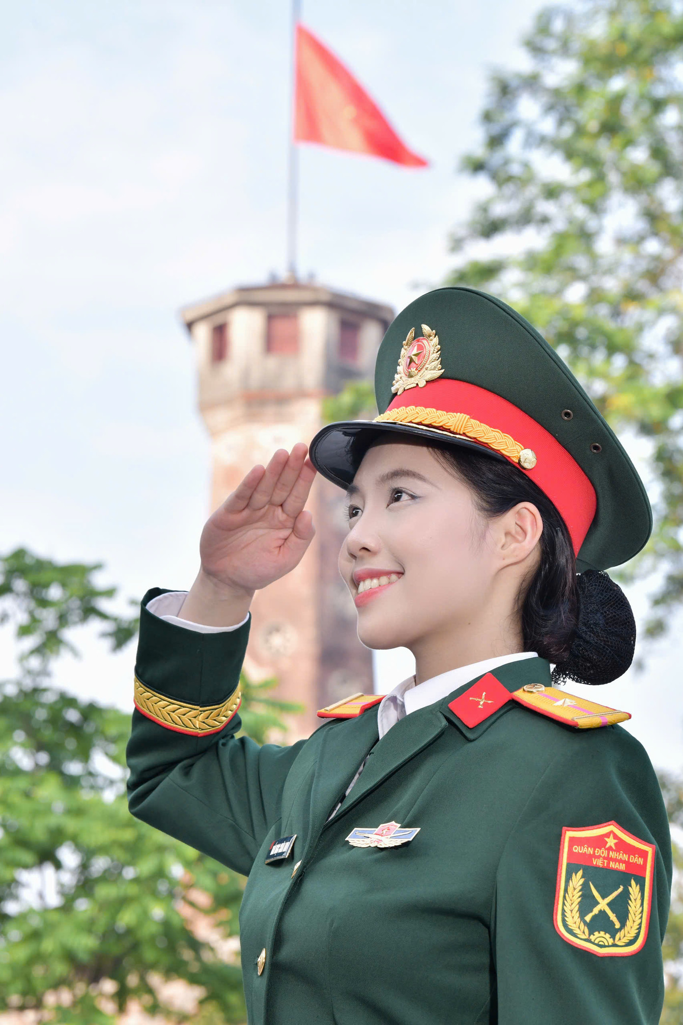 Người đầu tiên thắp lên ngọn lửa truyền thống cách mạng của gia đình là ông ngoại cô – một người lính từng viết đơn xin nhập ngũ bằng máu. “Ông ngoại đã chiến đấu trong cuộc kháng chiến giải phóng miền Nam, thống nhất đất nước – một trong những chặng đường hào hùng của dân tộc. Sau khi đất nước giải phóng, ông lặng lẽ quay về với đời sống thường nhật, vẫn lao động, yêu thương, như thể chưa từng đi qua chiến tranh. Có lẽ nhờ sự lặng thầm mà sâu sắc ấy, tinh thần yêu nước trong gia đình tôi không bị khuôn mẫu hóa, mà trở thành một niềm tin thấm vào máu”, Châu Anh chia sẻ.