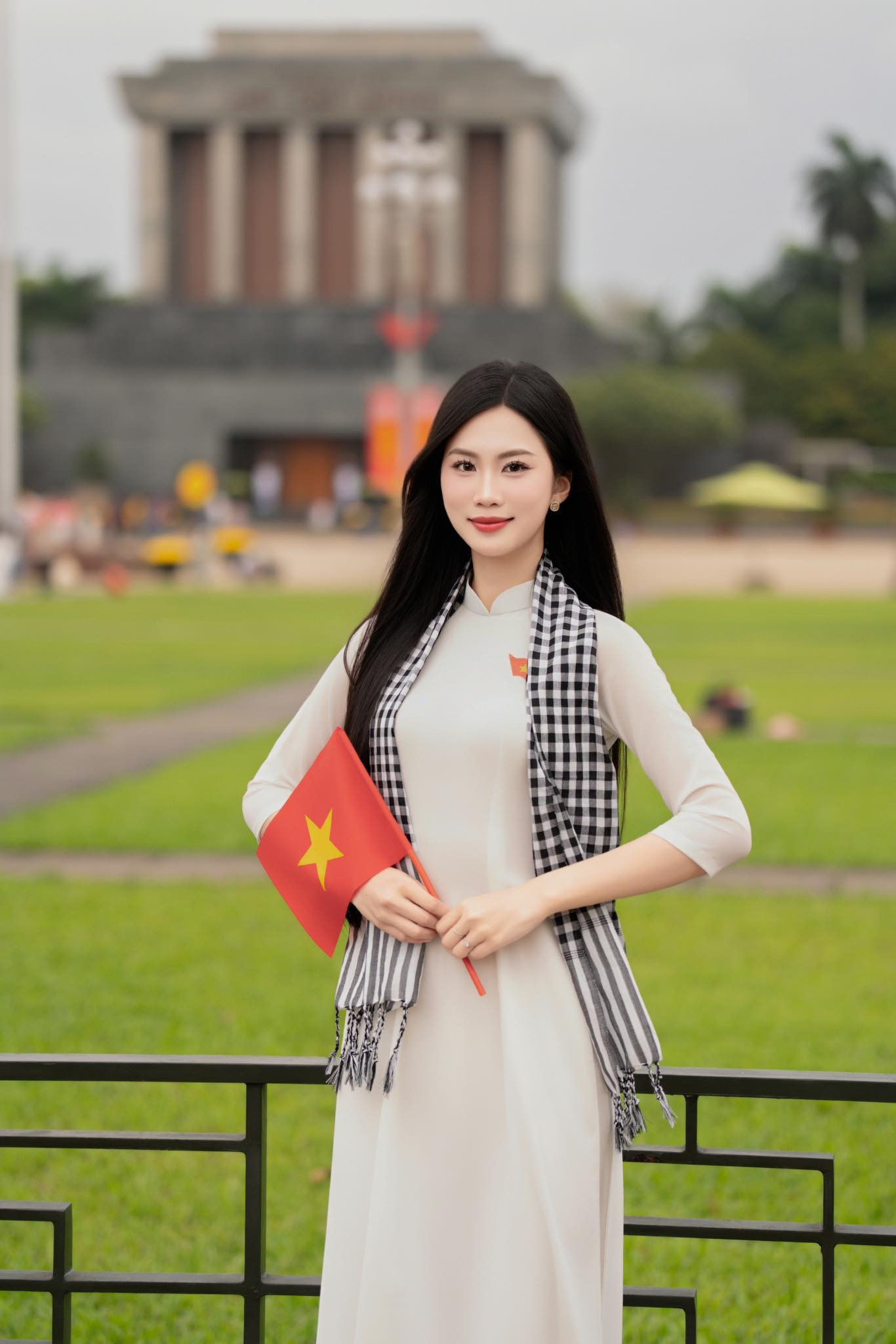 Thí sinh Nguyễn Thị Thu Hằng (SBD 926) mặc áo dài trắng, đeo khăn rằn khi chụp ảnh tại Lăng Bác.