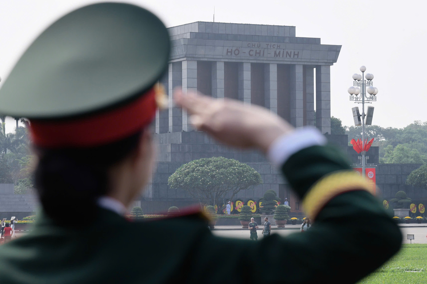 “Những giấc mơ tuổi đôi mươi bị mắc kẹt lại nơi chiến trường không được phép bị lãng quên, đó là gốc rễ của lòng biết ơn, của trách nhiệm”, cô nói.