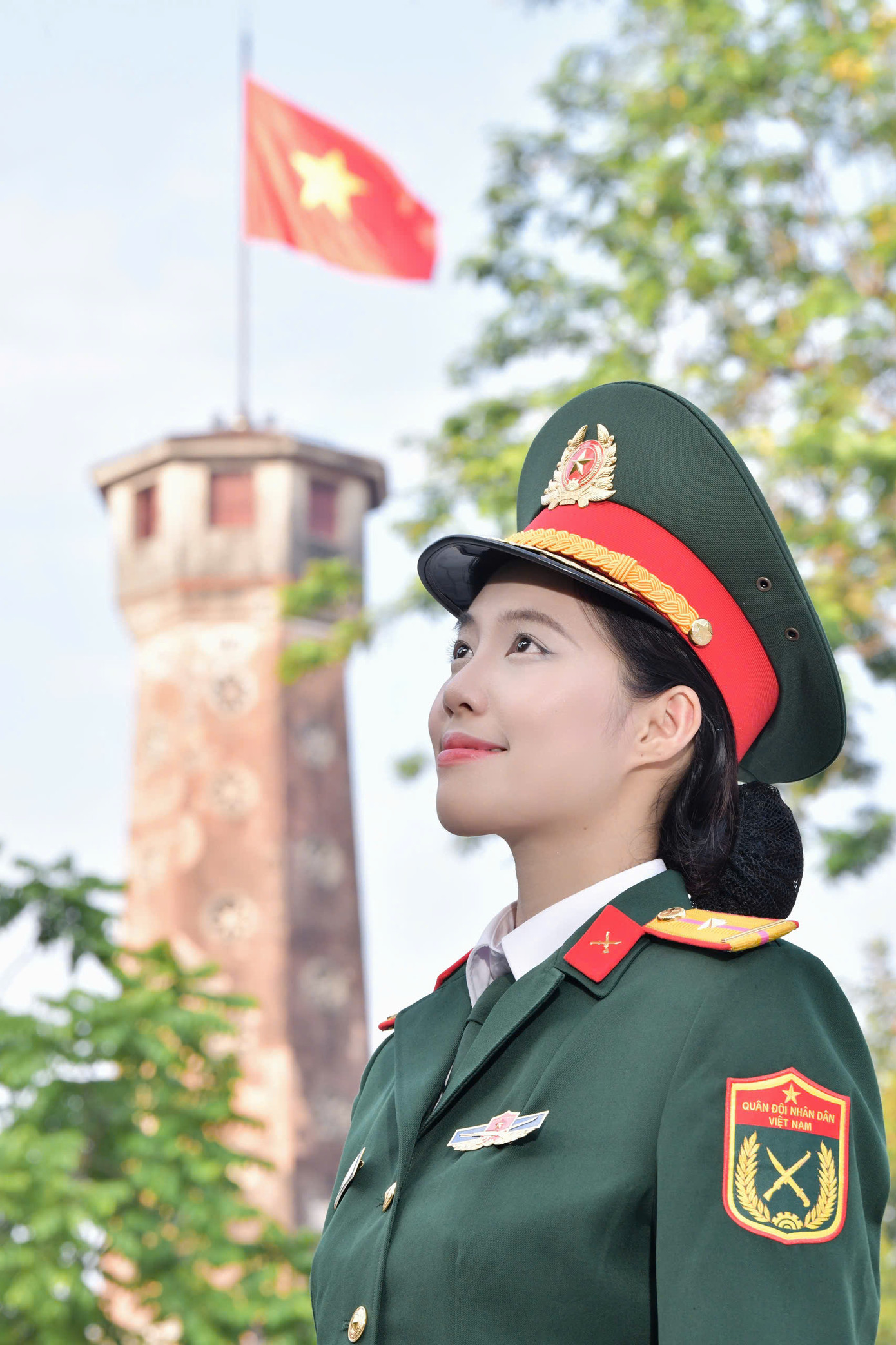 Người đầu tiên thắp lên ngọn lửa truyền thống cách mạng của gia đình là ông ngoại cô – một người lính từng viết đơn xin nhập ngũ bằng máu. “Ông ngoại đã chiến đấu trong cuộc kháng chiến giải phóng miền Nam, thống nhất đất nước – một trong những chặng đường hào hùng của dân tộc. Sau khi đất nước giải phóng, ông lặng lẽ quay về với đời sống thường nhật, vẫn lao động, yêu thương, như thể chưa từng đi qua chiến tranh. Có lẽ nhờ sự lặng thầm mà sâu sắc ấy, tinh thần yêu nước trong gia đình tôi không bị khuôn mẫu hóa, mà trở thành một niềm tin thấm vào máu”, Châu Anh chia sẻ.