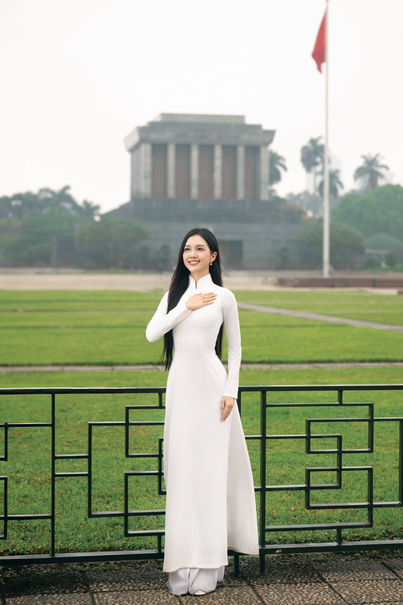 "Sinh nhật năm nay, tôi có mặt tại Hà Nội vào dịp lễ kỷ niệm 50 năm giải phóng miền Nam, thống nhất đất nước. Khoác lên tà áo dài truyền thống, cầm lá cờ Tổ quốc, tôi trân trọng khoảnh khắc này như một lời biết ơn và tự hào", Mỹ Vân chia sẻ. Bên cạnh đó, Mỹ Vân cũng thực hiện nhiều clip bắt trend cùng các thí sinh Hoa hậu Việt Nam 2024 để hưởng ứng không khí đại lễ.