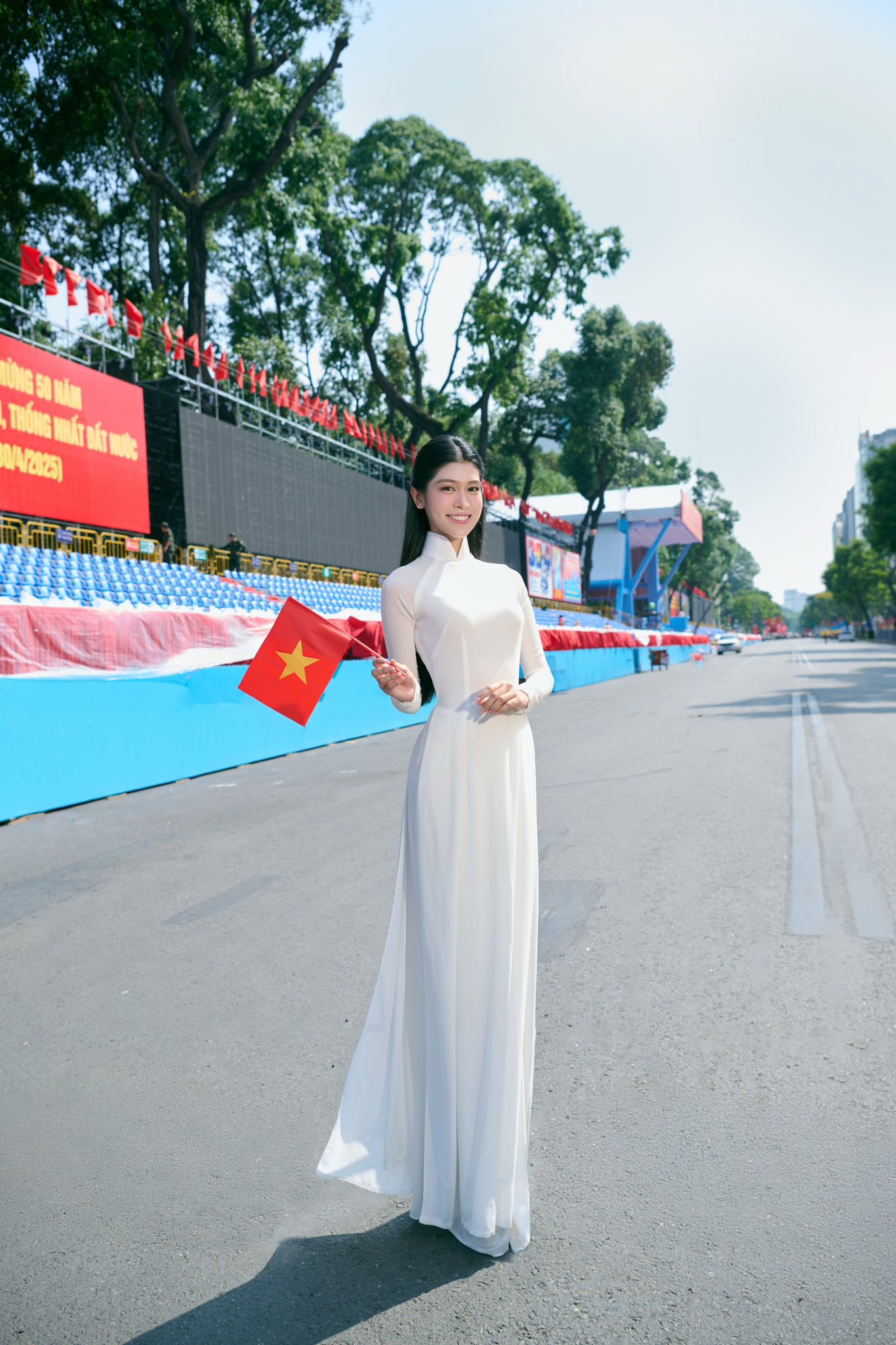 Thanh Thảo đến thăm những tuyến đường diễn ra lễ diễu binh, diễu hành trong dịp đại lễ và chụp ảnh trước Dinh Độc Lập.