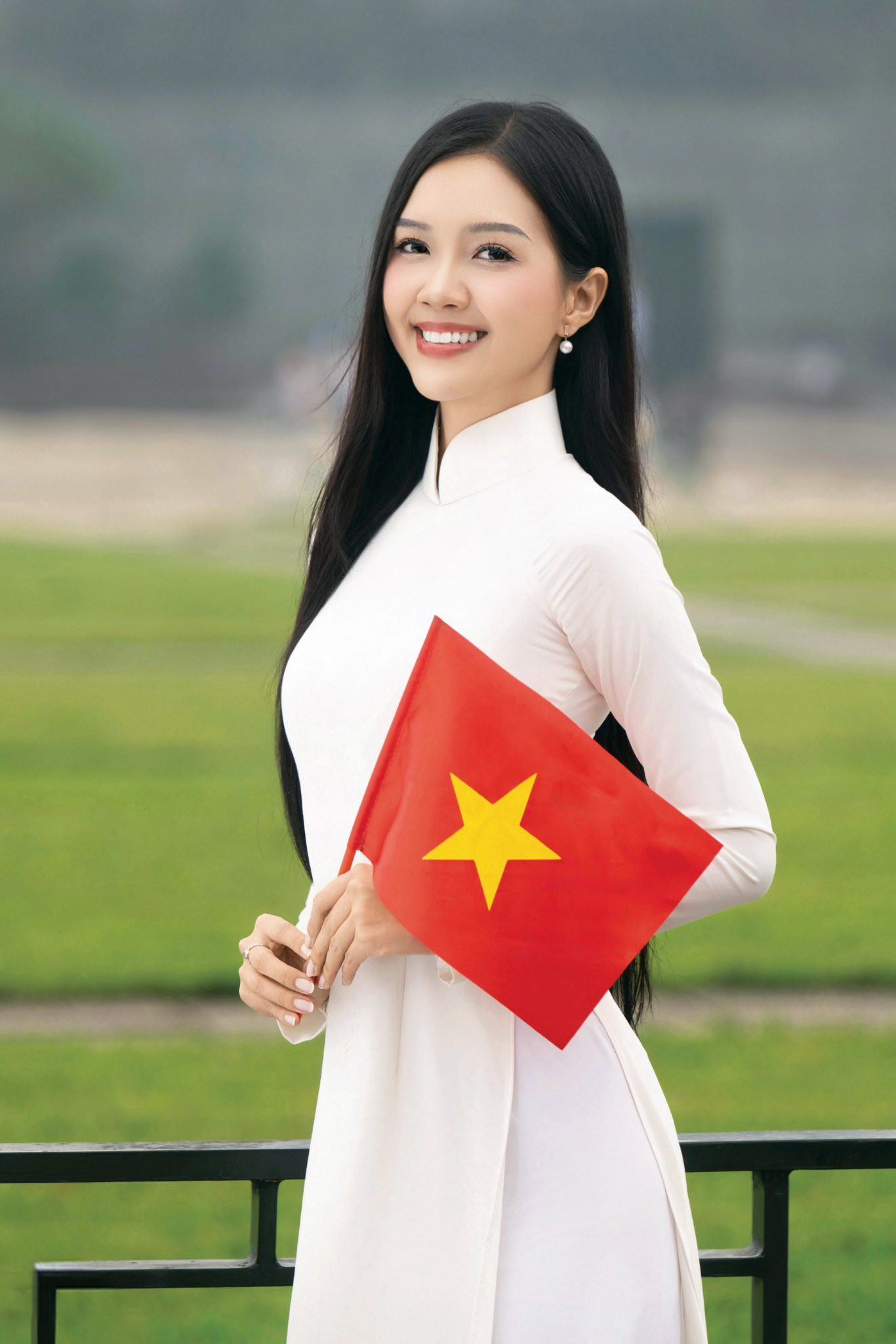 Có mặt ở Hà Nội để tham dự vòng chung khảo Hoa hậu Việt Nam 2024 đúng vào dịp cả nước chuẩn bị chào đón lễ kỷ niệm 50 năm ngày giải phóng miền Nam, thống nhất đất nước, thí sinh Nguyễn Hoàng Mỹ Vân (SBD 625) đã thực hiện bộ ảnh với áo dài trắng và cờ đỏ sao vàng tại Lăng Bác.