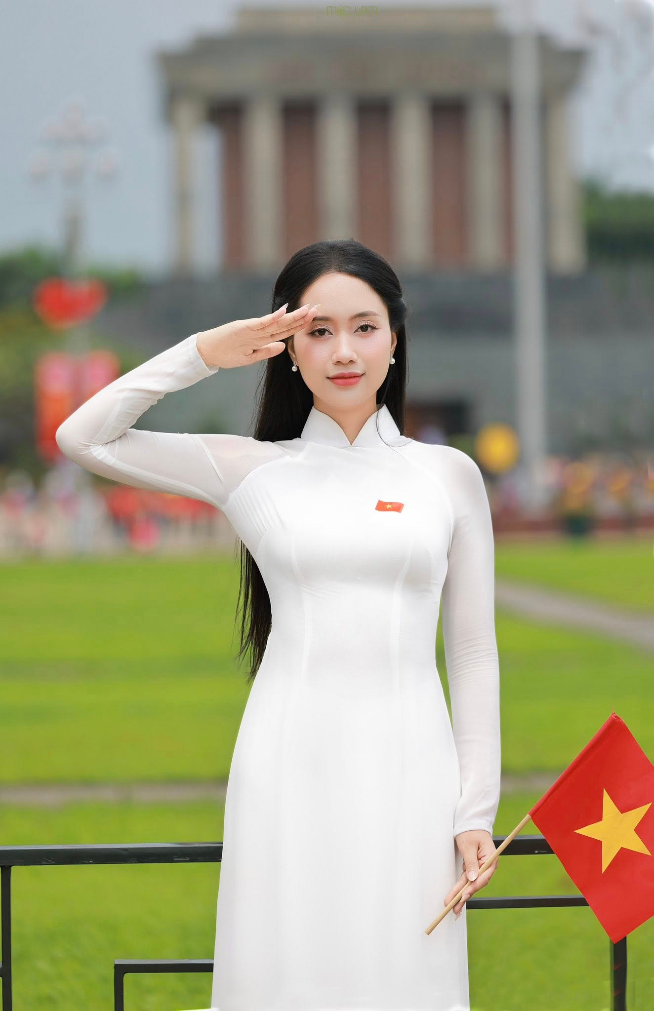 Hòa cùng không khí sôi động của cả nước trong những ngày tháng Tư lịch sử, Mai Phương không giấu được niềm tự hào, xúc động. "Thế gian có ánh mặt trời, Việt Nam có Đảng sáng ngời quang vinh", cô chia sẻ trong một bài viết trên trang cá nhân.