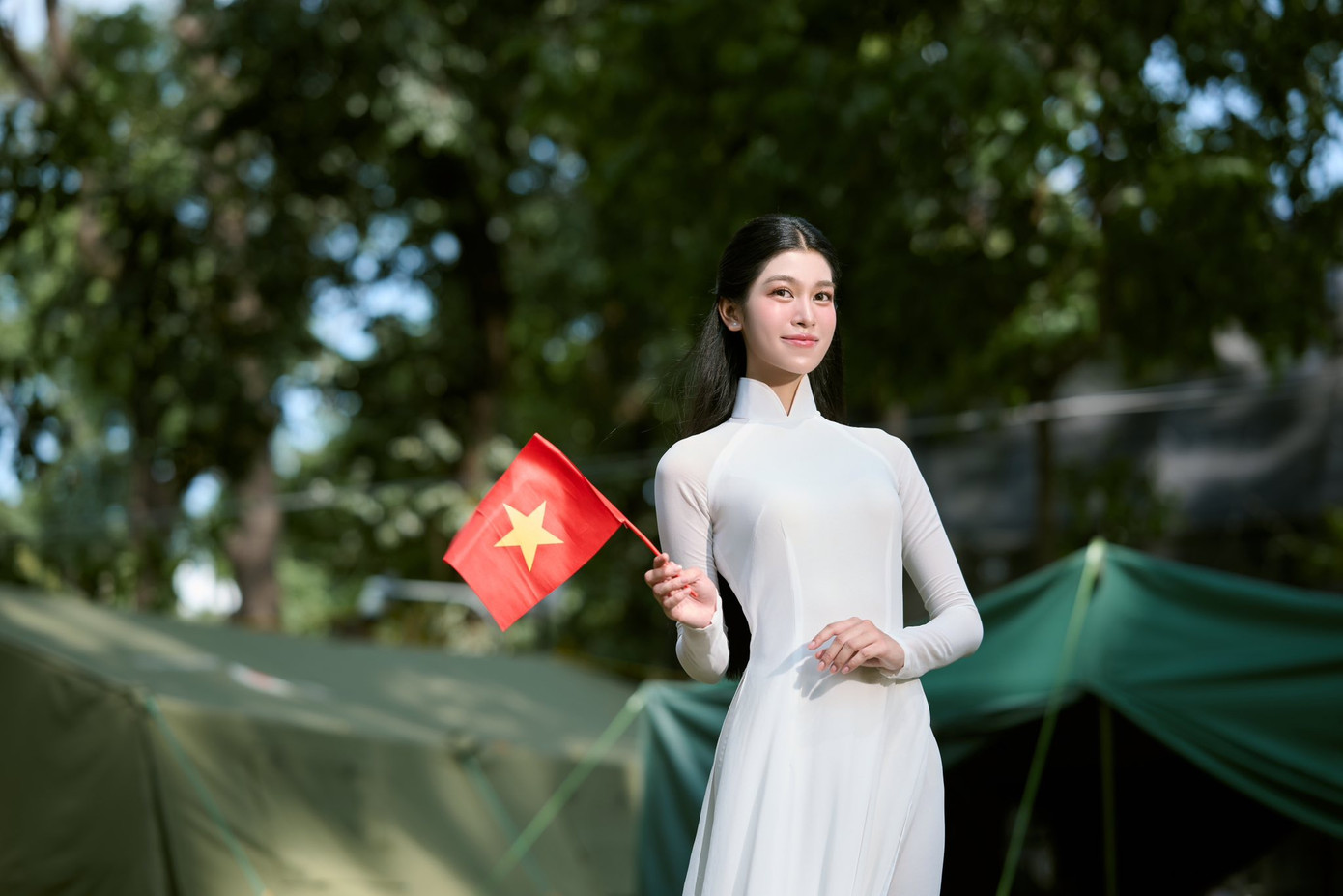 Có mặt ở TPHCM trong dịp đại lễ kỷ niệm 50 năm ngày giải phóng miền Nam, thống nhất đất nước, thí sinh Nguyễn Thanh Thảo thực hiện bộ ảnh với áo dài trắng và cờ đỏ sao vàng tại nhiều địa điểm nổi tiếng.