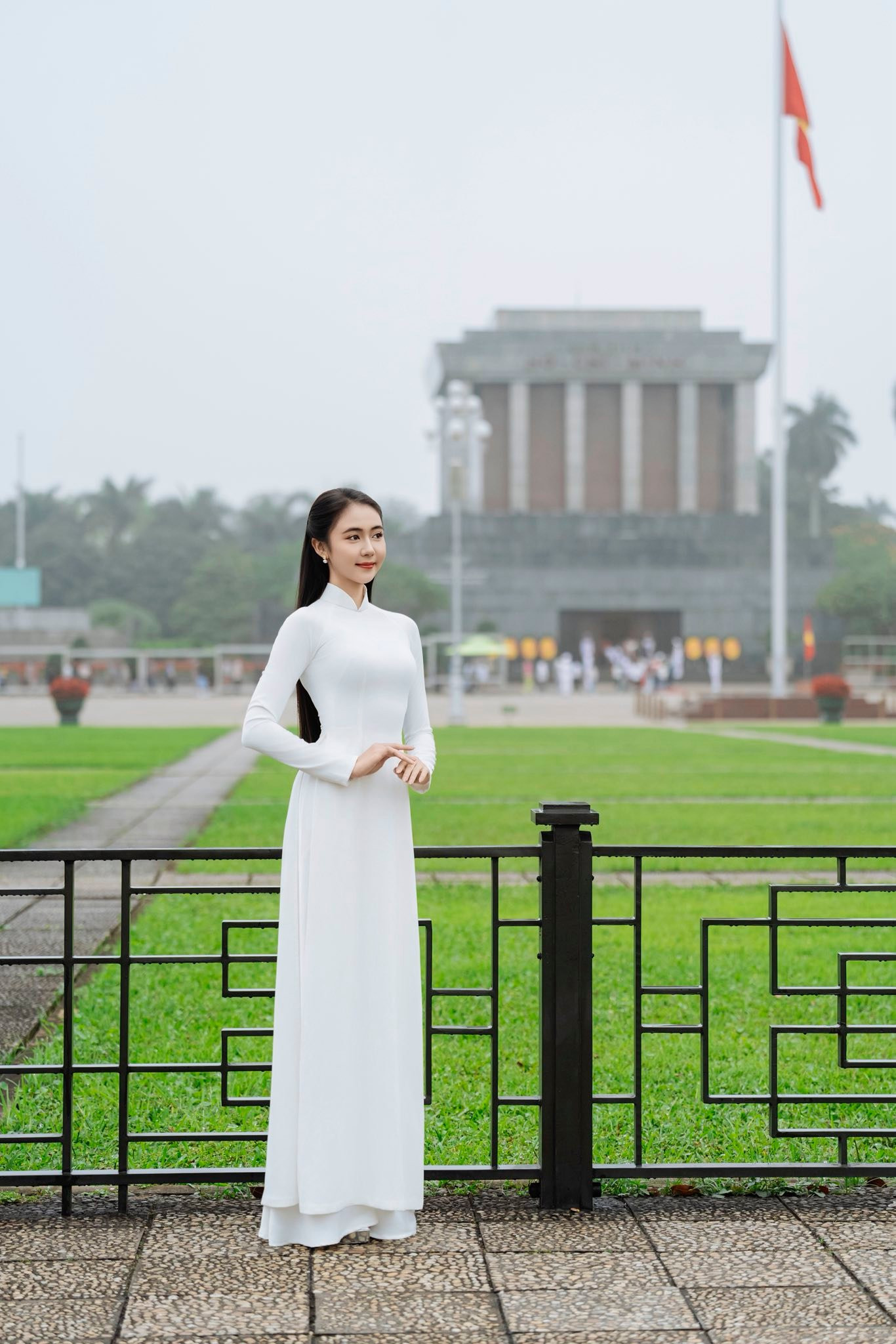 Cô chia sẻ trong quá trình tham gia cuộc thi Hoa hậu Việt Nam 2024 đã được tham gia những hoạt động ý nghĩa như lễ thượng cờ tại Đôi bờ Hiền Lương - Bến Hải, thăm viếng Nghĩa trang liệt sĩ quốc gia Trường Sơn, Nghĩa trang quốc gia Đường 9, dâng hương ở Thành cổ Quảng Trị, thả hoa đăng ở bờ Bắc sông Thạch Hãn… Đó là những hoạt động giúp hun đúc thêm tinh thần tự hào dân tộc, lòng biết ơn sâu sắc và động lực phấn đấu cho thế hệ trẻ như Mỹ Dung.