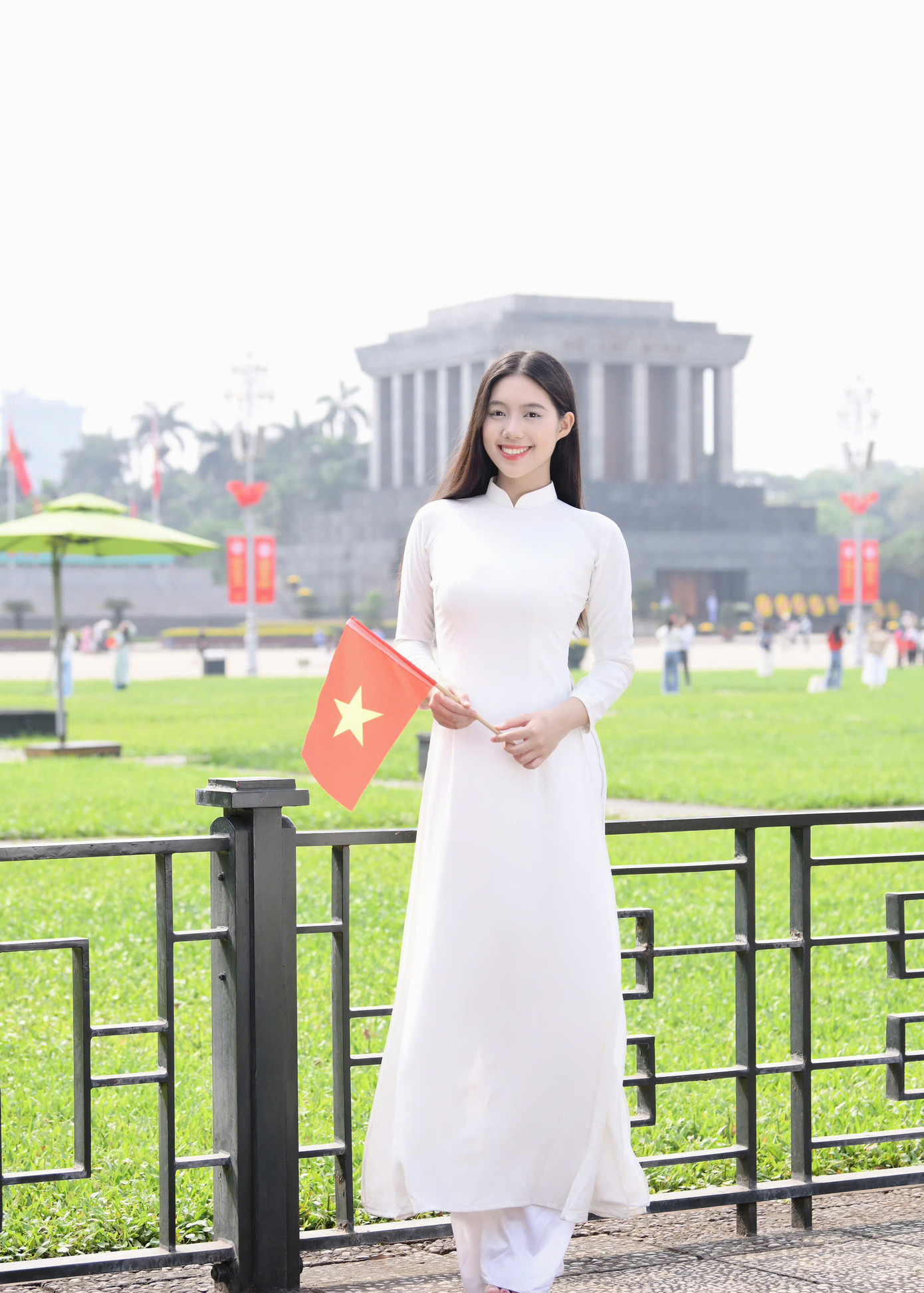 Bố của Châu Anh, một sĩ quan quân đội đã nghỉ hưu, chính là người đã chuyển ngọn lửa truyền thống thành những bài học tinh thần. Làm công tác tư tưởng, bố cô không chỉ truyền đạt lý luận mà còn nuôi dưỡng lòng yêu nước, tinh thần cách mạng cho thế hệ quân nhân trẻ.