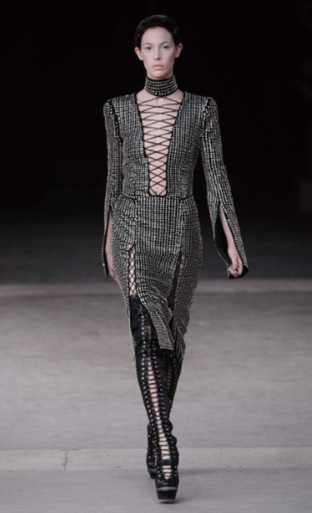 Sarah Burton đem tới sức quyến rũ của vẻ đẹp Gothic với thiết kế cổ xẻ sâu.