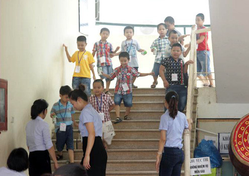 Sau 60 phút kiểm tra, các bé háo hức ùa ra ngoài. Ảnh: HT.