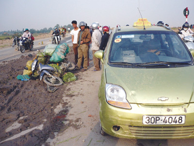Một vụ tai nạn liên hoàn trên Đại lộ Thăng Long do “hung thần” đánh rơi phế thải. Ảnh: T.Đảng. Một vụ tai nạn liên hoàn trên Đại lộ Thăng Long do “hung thần” đánh rơi phế thải Ảnh: T.Đảng